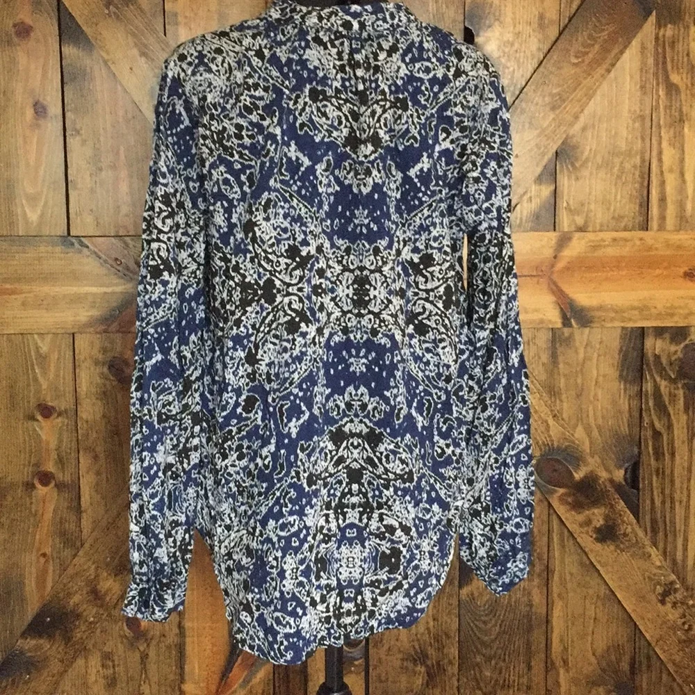 Velvet by Graham & Spencer patterned blouse!